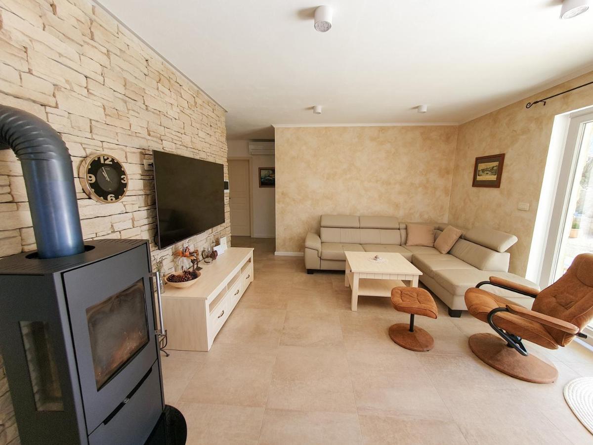 Villa Alara - Charming Villa With Heated Swimming Pool Milohnici Exterior foto